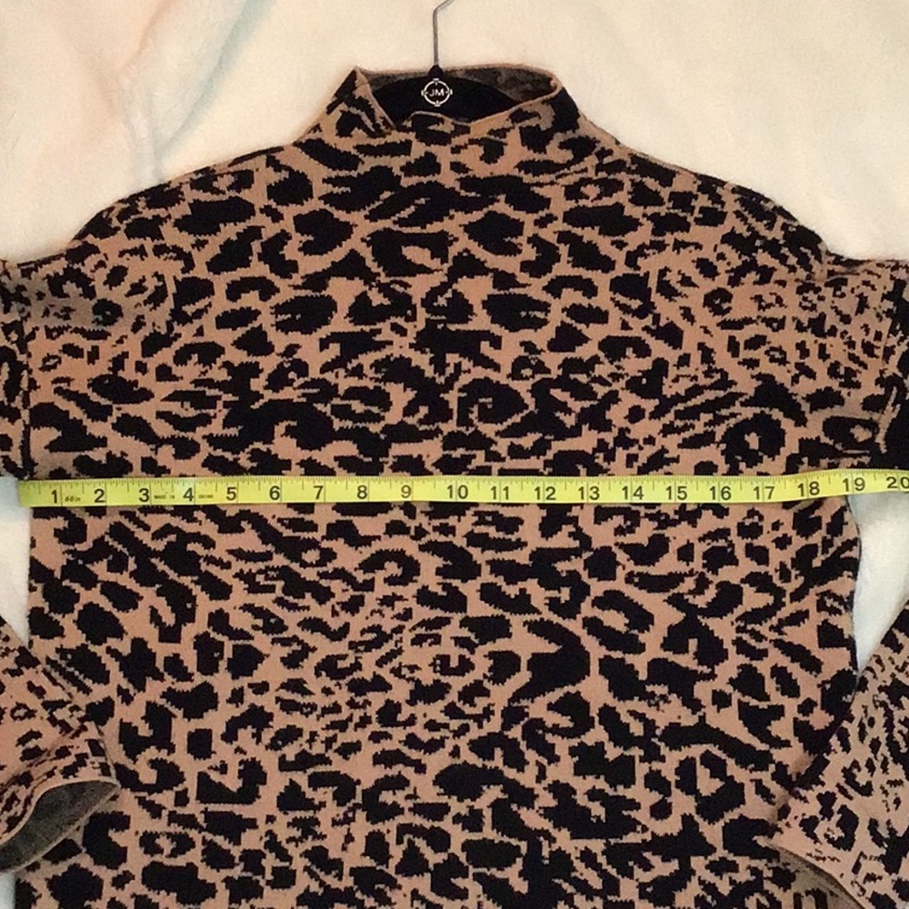 Tahari 🐆 leopard mock neck sweater - Picture 6 of 8